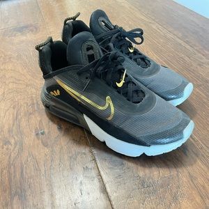 Womens 9 Nike Air Max 2090